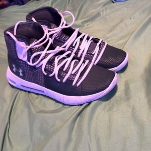 Size 8 under armor basket ball shoes really good the color is dark green